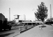 854012 Gezicht op de Leidseveertunnel te Utrecht (zijde Kanaalstraat), met links het nooit als zodanig in gebruik ...